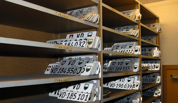 Les plaques au Service des automobiles, rangées sur des étagères.