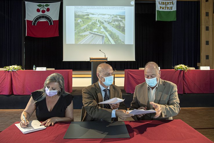 Les personnages assis derrière une table en train de signer la convention.