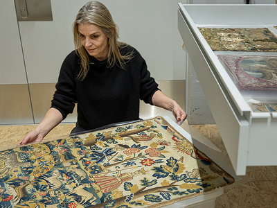 Magali Junet, conservatrice de la collection Toms Pauli, extrait cette pièce chamarrée, brodée au petit point par une main anonyme dans l’Angleterre de 1710. Photo | ARC-Sieber