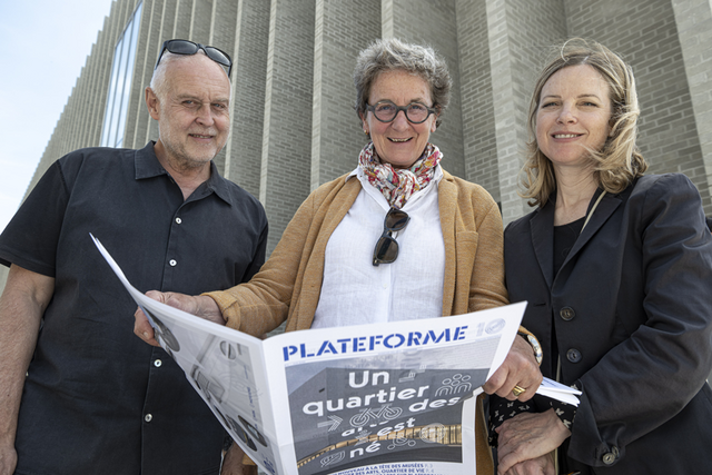 Les trois personnages posent devant le M C B A, tenant un magazine marqué Plateforme 10.