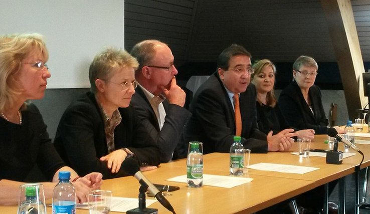 Photo conférence de presse du 20 mars du Conseil d'Eta pour la référendum RIE3