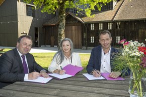 Signature de la convention entre le Syndic, Nuria Gorrite et le directeur du Théatre.
