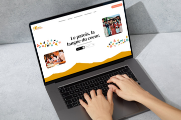 Image illustrative d'un ordinateur avec la page principale Patoisromands.ch sur l'écran