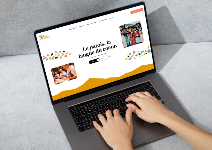 Image illustrative d'un ordinateur avec la page principale Patoisromands.ch sur l'écran