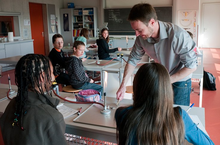 élèves en classe de science avec un enseignant