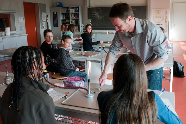 élèves en classe de science avec un enseignant