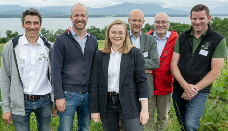 Mathieu Glauser (GIREB), Gérald Huber (BioVaud), la conseillère d'Etat Valérie Dittli, Pascal Hottinger et Frédéric Brand (Direction générale de l'agriculture et de la viticulture), Gilles Pilloud (vigneron), au Château de Crans.