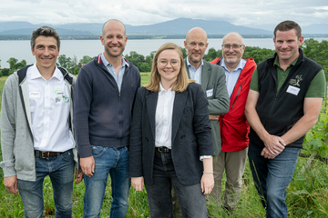 Mathieu Glauser (GIREB), Gérald Huber (BioVaud), la conseillère d'Etat Valérie Dittli, Pascal Hottinger et Frédéric Brand (Direction générale de l'agriculture et de la viticulture), Gilles Pilloud (vigneron), au Château de Crans. 