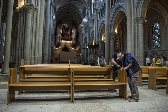 Les menuisiers installent les nouveaux bancs. 