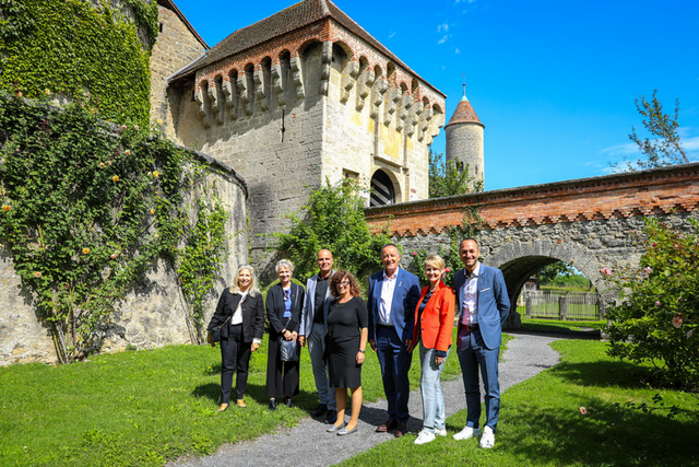 En présence de Luciana Vaccaro, rectrice de la HES-SO et de François Seppey, directeur de la HES-SO Valais/Wallis, Nathalie Fontanet (GE), Florence Nater (NE), Philippe Demierre (FR), Isabelle Moret (VD) et Mathias Reynard (VS) ont signé un accord-cadre avec la HES-SO Valais-Wallis, créant ainsi le Centre de compétence romand pour le contrôle de l’égalité salariale (CCES).