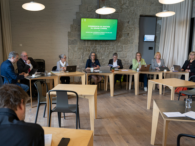 Les membres de la COGES durant la conférence de presse à la Buvette du Grand Conseil.