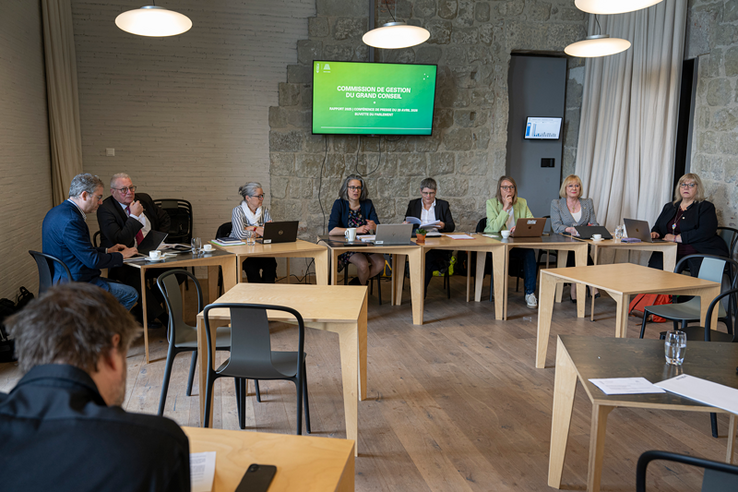 Les membres de la COGES durant la conférence de presse à la Buvette du Grand Conseil.