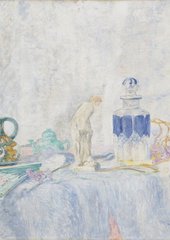 La peinture représente des objets posés sur une table: un soliflore, un flacon de verre au centre, une petite théière et une tanagra, le personnage représenté étant légèrement penchée en avant. 