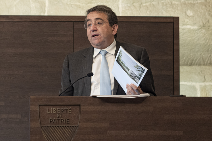 Monsieur Broulis durant la conférence de presse. Il tient des documents dans sa main.