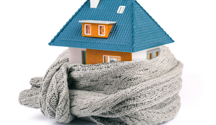 Illustration: une maison au toit bleu entourée d'une grosse écharpe en laine grise