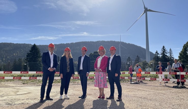 Cédric Roten, syndic de Sainte-Croix, Florence Schmidt, cheffe de projet du parc éolien, Vassilis Venizelos, conseiller d'Etat, l'humoriste Marie-Thérèse Porchet et Christian Petit, directeur général de Romande Energie. 