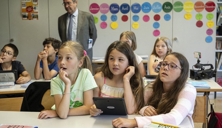 Le conseiller d'Etat Frédéric Borloz avec des élèves de 5P de l’Etablissement primaire Villars-le-Terroir - Poliez-Pittet. [photo: S.Horovitz / DEF]