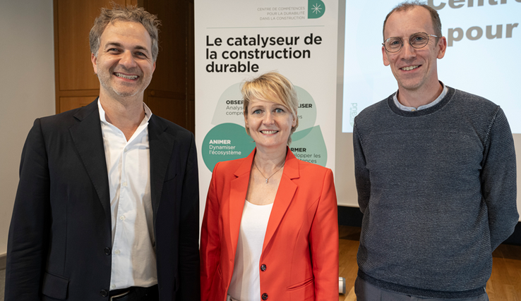 les personnages posent côte à côte