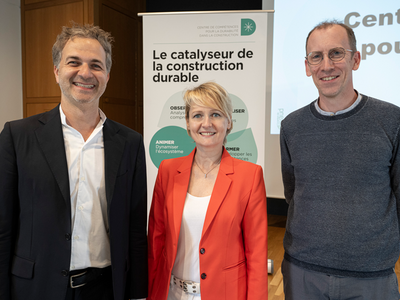 les personnages posent côte à côte