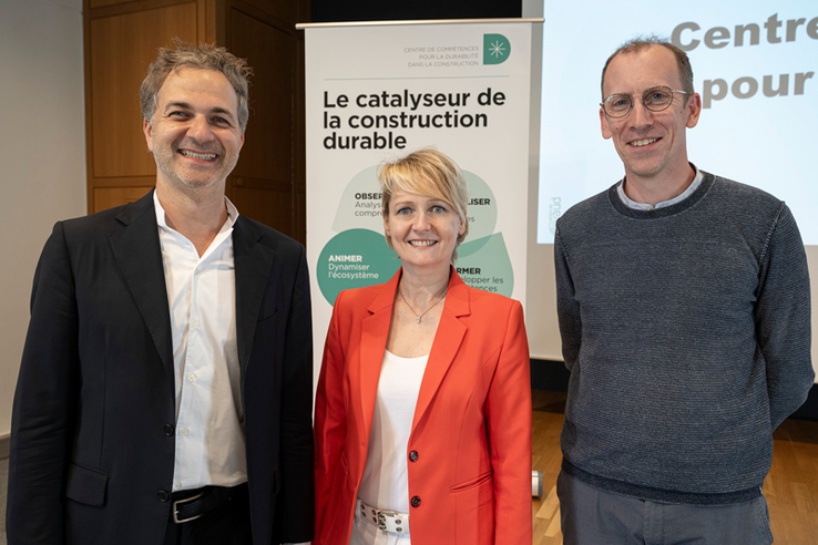 les personnages posent côte à côte