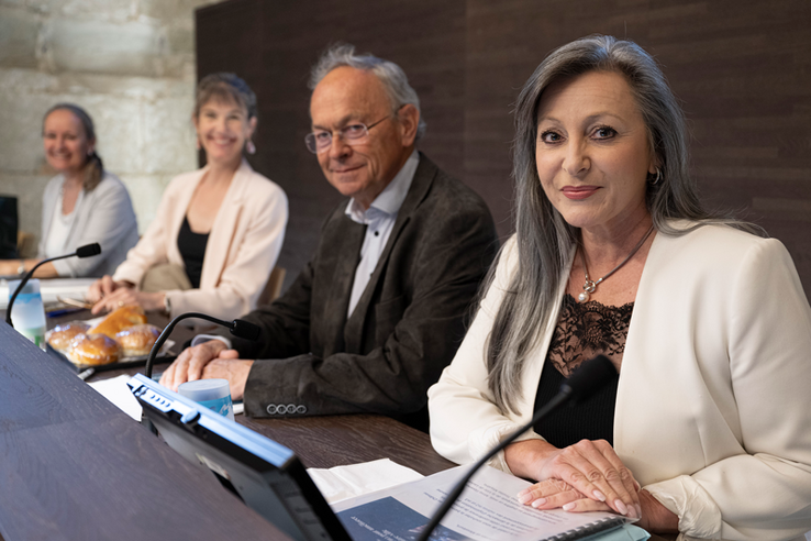 Les personnages sont assis derrière les pupitres de la salle des médias au château saint-Maire, à Lausanne.