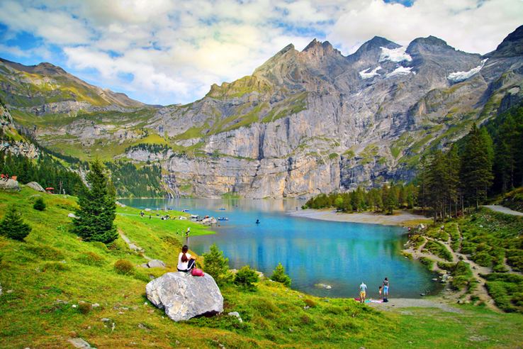 Vue du lac d'Oeschinen (alpes bernoises) avec quelques promeneurs au premier plan.