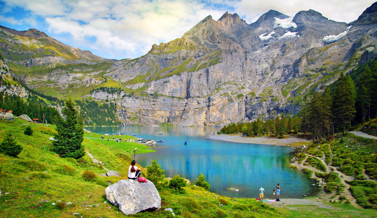 Vue du lac d'Oeschinen (alpes bernoises) avec quelques promeneurs au premier plan.