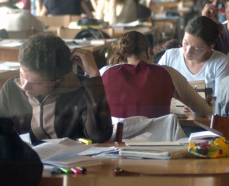 Etudiants à la Bibliothèque cantonale universitaire de Dorigny.
