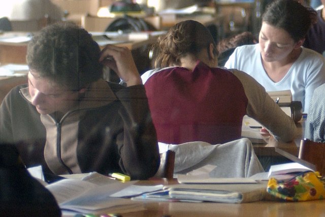 Etudiants à la Bibliothèque cantonale universitaire de Dorigny.