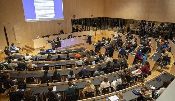 Débat de la Commission des jeunes avec les deux candidats au Conseil des Etats dans la salle du Grand Conseil, lundi 6 novembre 2023. Photo: ARC