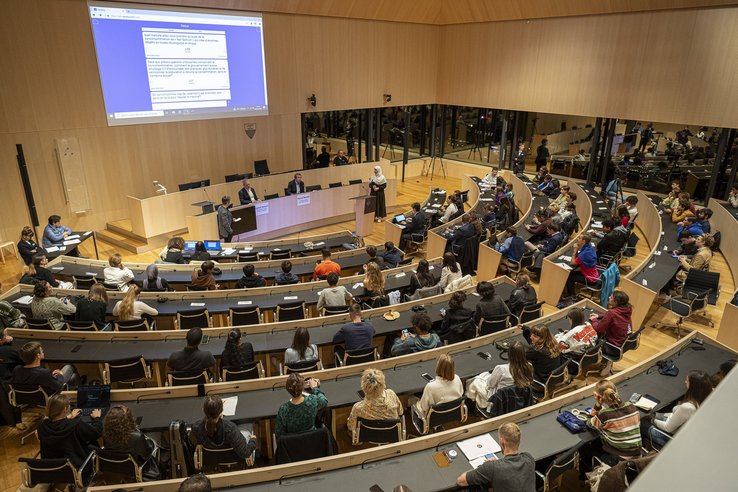 Débat de la Commission des jeunes avec les deux candidats au Conseil des Etats dans la salle du Grand Conseil, lundi 6 novembre 2023. Photo: ARC