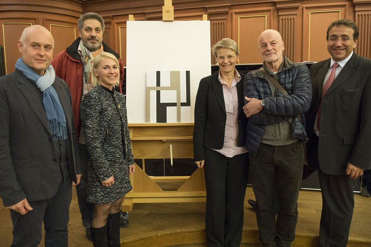 Les personnages posent devant la toile.