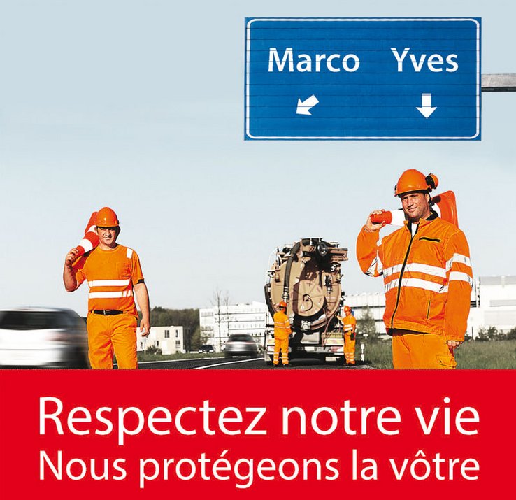 Affiche de la campagne: deux employés d'entretien au-dessous de panneaux autoroutiers indiquant leurs prénoms: Marco et Yves