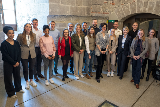 Les personnes posent dans la salle.