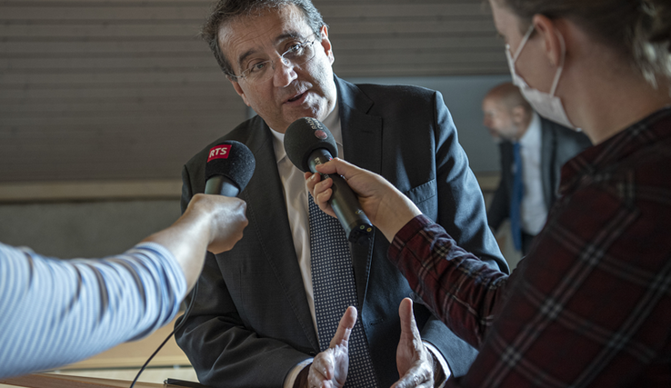 Pascal Broulis répond à des journalistes qui lui tendent leurs micros.