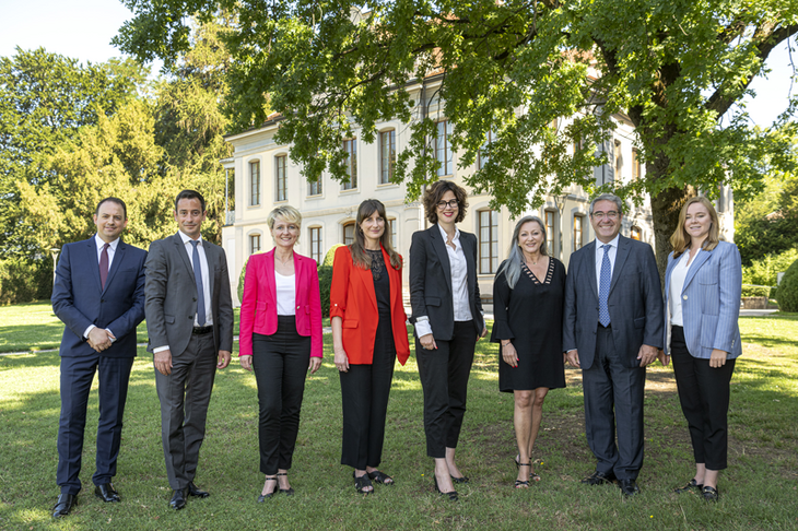 Les membres du collège gouvernemental dans le jardin de la Maison de l'Elysée à Lausanne, sous un arbre