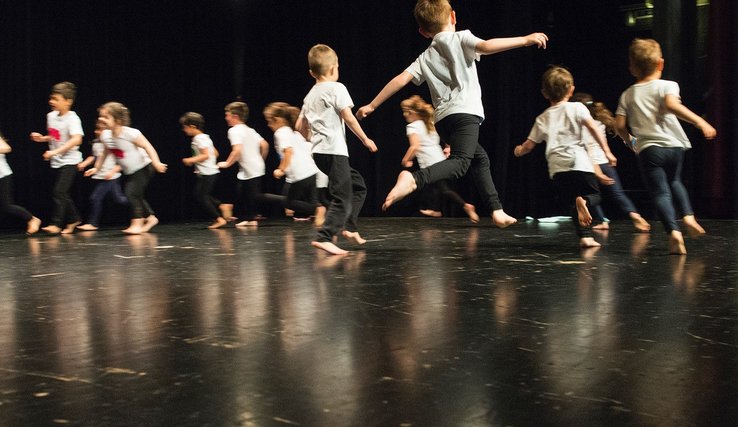 Photographie représentant des jeunes élèves en plein cours de danse dans le cadre du projet "Danses au fil de Montoie" proposé à 9 classes de 1 à 5P de l'Etablissement primaire de Floréal à Lausanne. Photo : En Cie d'Eux