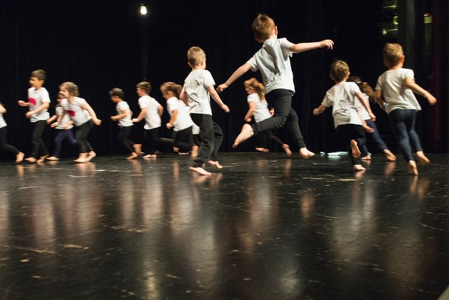 Photographie représentant des jeunes élèves en plein cours de danse dans le cadre du projet "Danses au fil de Montoie" proposé à 9 classes de 1 à 5P de l'Etablissement primaire de Floréal à Lausanne. Photo : En Cie d'Eux