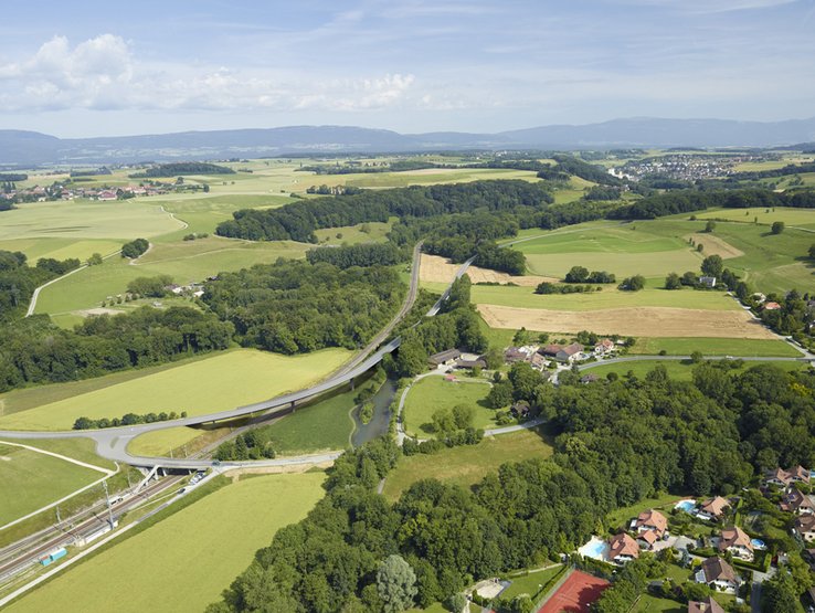 Vue du ciel: un viaduc enjambe la Venoge et la voie ferrée. On voit un bras secondaire élargi de la rivière (une des mesures de renaturation.)