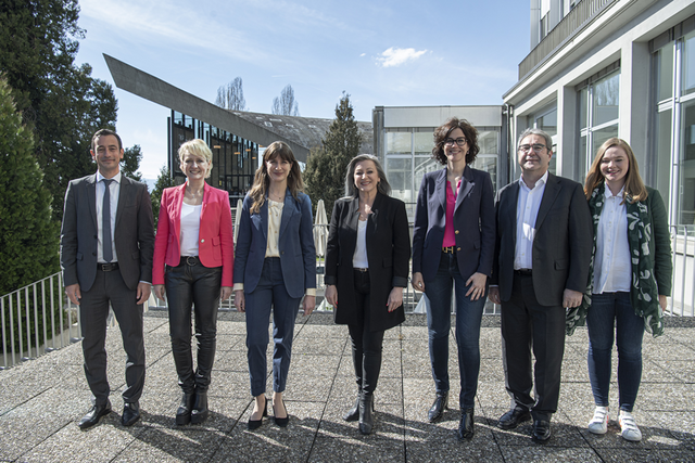 Les personnes posent sur la terrasse de la Haute école pédagogique de Lausanne