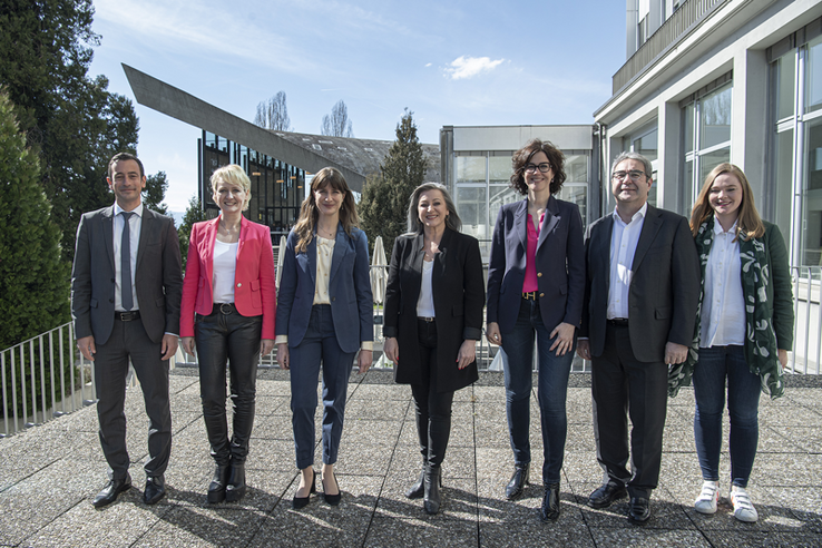 Les personnes posent sur la terrasse de la Haute école pédagogique de Lausanne