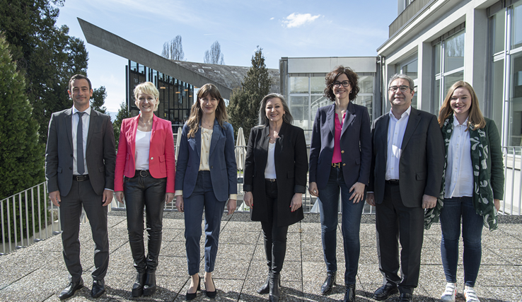 Les personnes posent sur la terrasse de la Haute école pédagogique de Lausanne