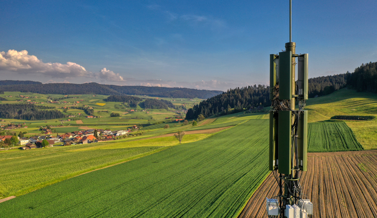 Une antenne de téléphonie mobile dans la campagne