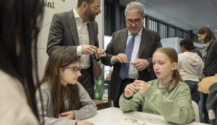 Frédéric Borloz (conseiller d'Etat, DEF) et Philippe Miauton (directeur de la CVCI) visitent la 2e édition du Salon MINT Vaud.