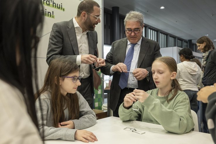 Frédéric Borloz (conseiller d'Etat, DEF) et Philippe Miauton (directeur de la CVCI) visitent la 2e édition du Salon MINT Vaud.