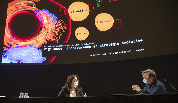 Cesla Amarelle et Eric Masserey devant un écran géant, en conférence de presse.