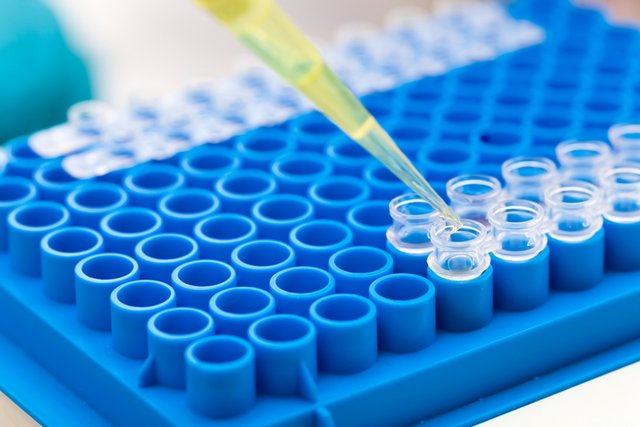 Image d'illustration: pipettes de laboratoire et éprouvettes.