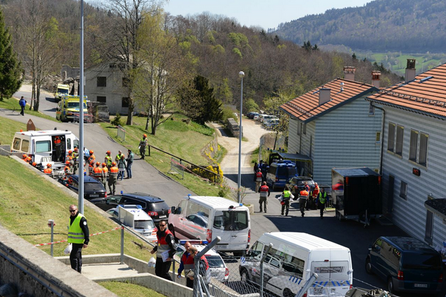 Photographies illustrant la collaboration entre tous les partenaires engagés dans l'exercice de gestion d'un cas de tireur actif dans un établissement de formation.