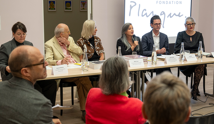 les personnes côte à côte derrière une table. Sur un écran derrière, s'affiche le logo de la Fondation Planque