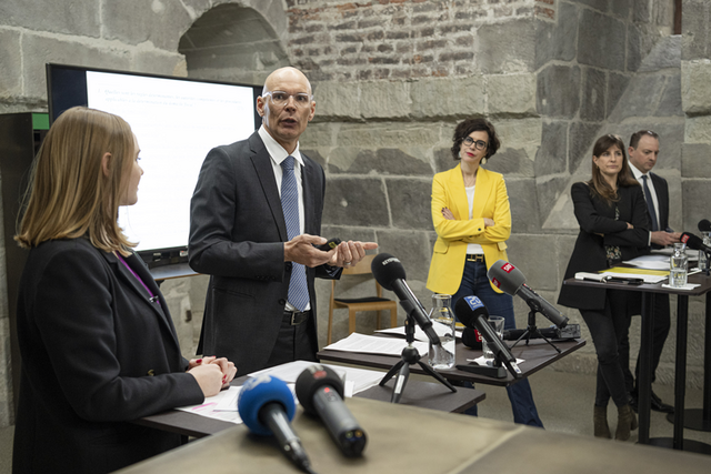 L'avocat est au centre en train de parler, madame Dittli à gauche. La présidente du Conseil d'Etat Christelle Luisier, sa collègue Rebecca Ruiz et le chancelier Aurélien Buffat sont droite, plus au fond.